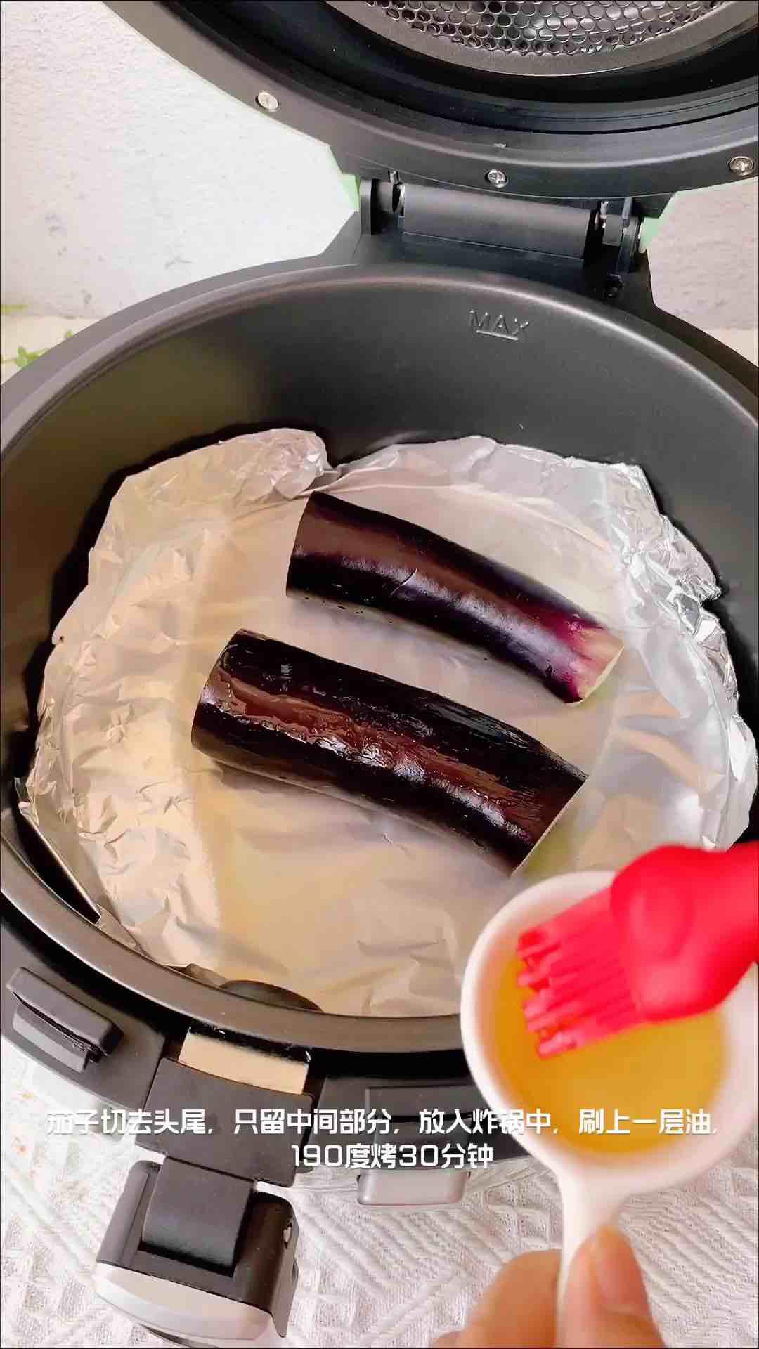 秒殺燒烤攤的蒜蓉孜然烤茄子的做法-香辣味烤菜譜-易網<a href=http://www.xllyou.com/ target=_blank class=infotextkey>健康養生</a>網 秒殺燒烤攤的蒜蓉孜然烤茄子的做法-香辣味烤菜譜