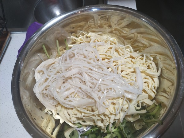 黃瓜豆皮涼拌菜的做法-家常味拌菜譜-易網健康養生網 黃瓜豆皮涼拌菜的做法-家常味拌菜譜