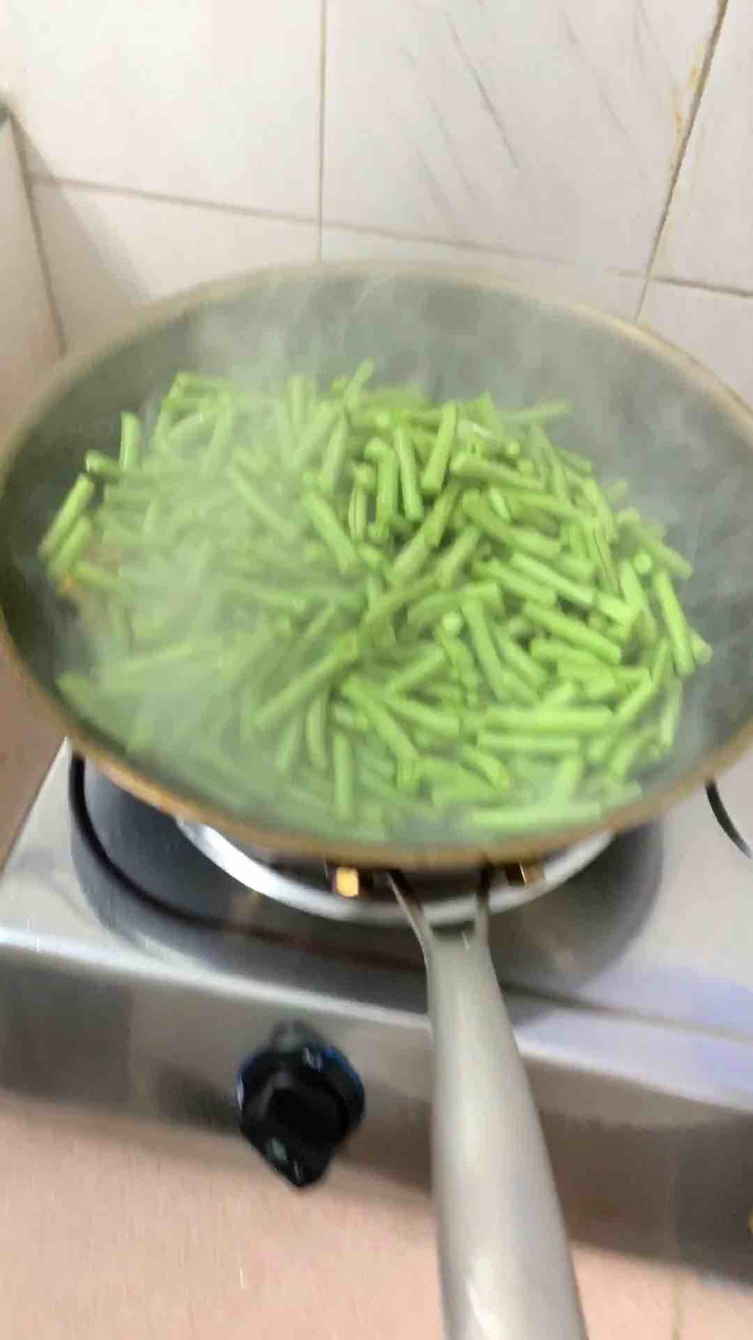 炒豆角的做法-家常味炒菜譜-易網健康養生網 炒豆角的做法-家常味炒菜譜