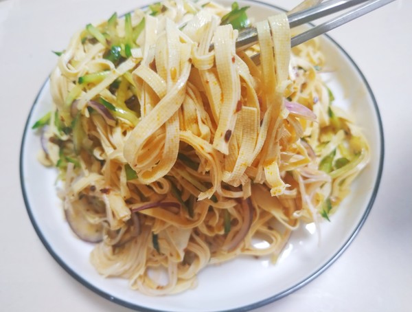 黃瓜豆皮涼拌菜的做法-家常味拌菜譜-易網健康養生網 黃瓜豆皮涼拌菜的做法-家常味拌菜譜