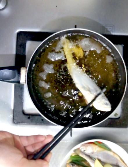 面拖小黃魚的做法-咸鮮味炸菜譜-易網健康養生網 面拖小黃魚的做法-咸鮮味炸菜譜