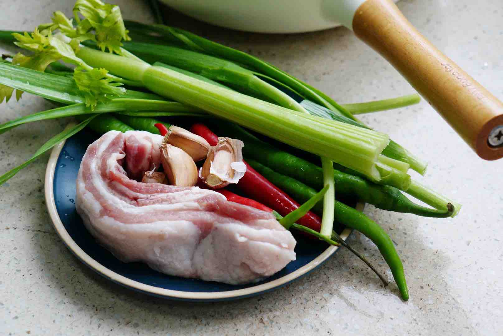 小炒肉 長沙特色菜的做法-家常味炒菜譜-易網(wǎng)<a href=http://www.xllyou.com/ target=_blank class=infotextkey>健康養(yǎng)生</a>網(wǎng) 小炒肉 長沙特色菜的做法-家常味炒菜譜