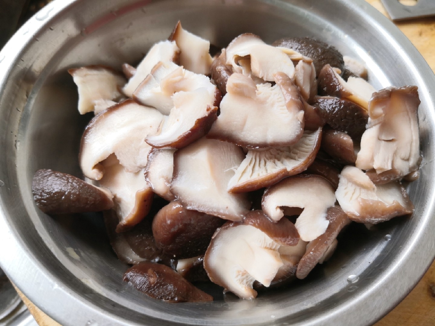 香菇炒肉的做法-家常味炒菜譜-易網(wǎng)<a href=http://www.xllyou.com/ target=_blank class=infotextkey>健康養(yǎng)生</a>網(wǎng) 香菇炒肉的做法-家常味炒菜譜