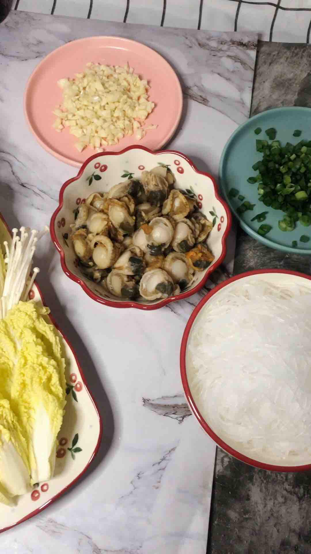 蒜蓉粉絲扇貝煲的做法-家常味燜菜譜-易網<a href=http://www.xllyou.com/ target=_blank class=infotextkey>健康養生</a>網 蒜蓉粉絲扇貝煲的做法-家常味燜菜譜