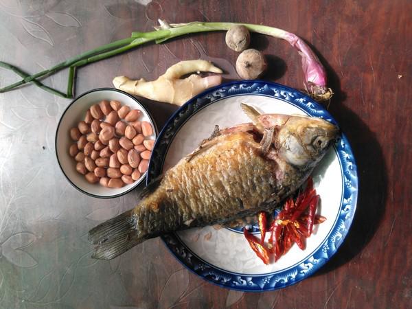 香脆鹵鯽魚的做法-咸鮮味炸菜譜-易網<a href=http://www.xllyou.com/ target=_blank class=infotextkey>健康養生</a>網 香脆鹵鯽魚的做法-咸鮮味炸菜譜