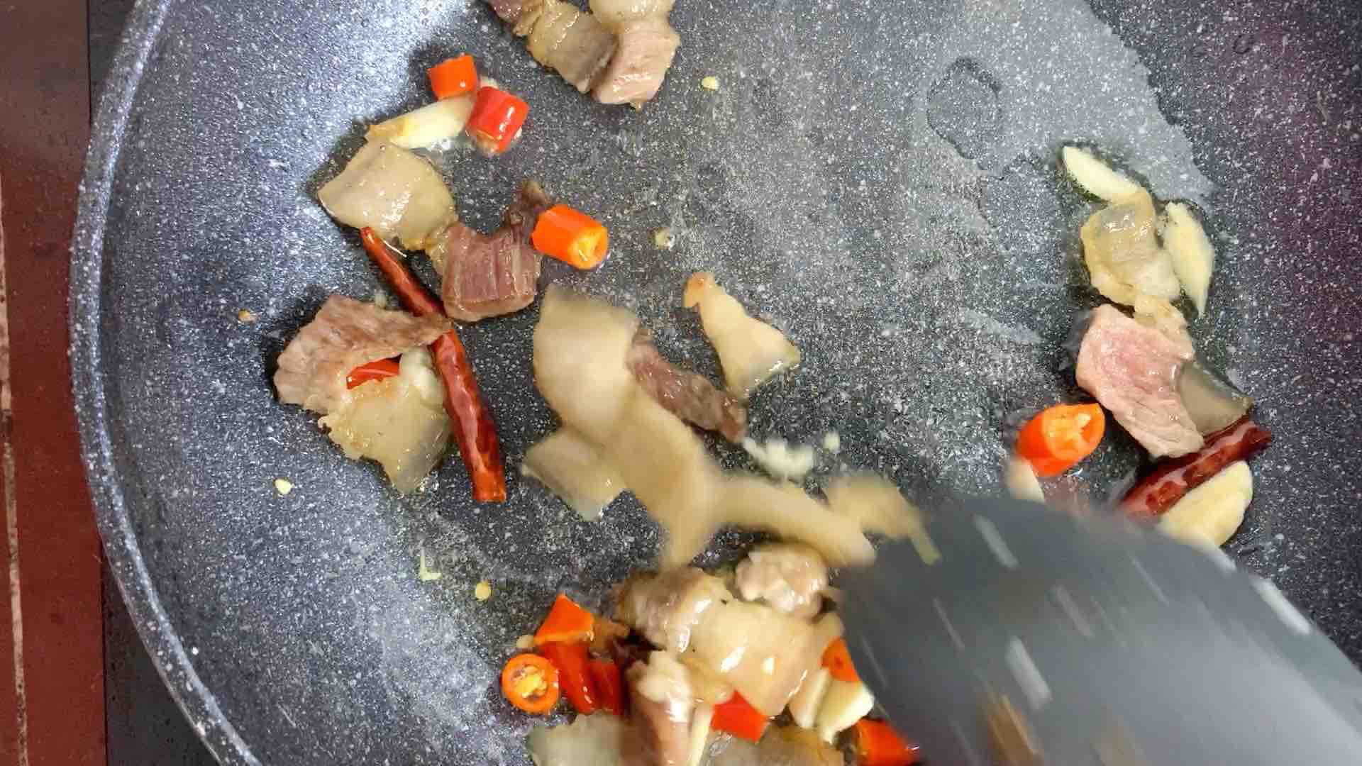 干鍋花菜,這樣做既簡單又好吃,一分鐘就能學會它的做法-家常味炒菜譜-易網健康養生網 干鍋花菜,這樣做既簡單又好吃,一分鐘就能學會它的做法-家常味炒菜譜