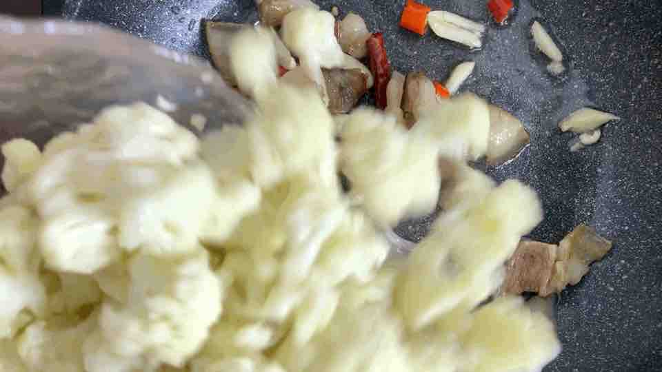 干鍋花菜,這樣做既簡單又好吃,一分鐘就能學會它的做法-家常味炒菜譜-易網健康養生網 干鍋花菜,這樣做既簡單又好吃,一分鐘就能學會它的做法-家常味炒菜譜