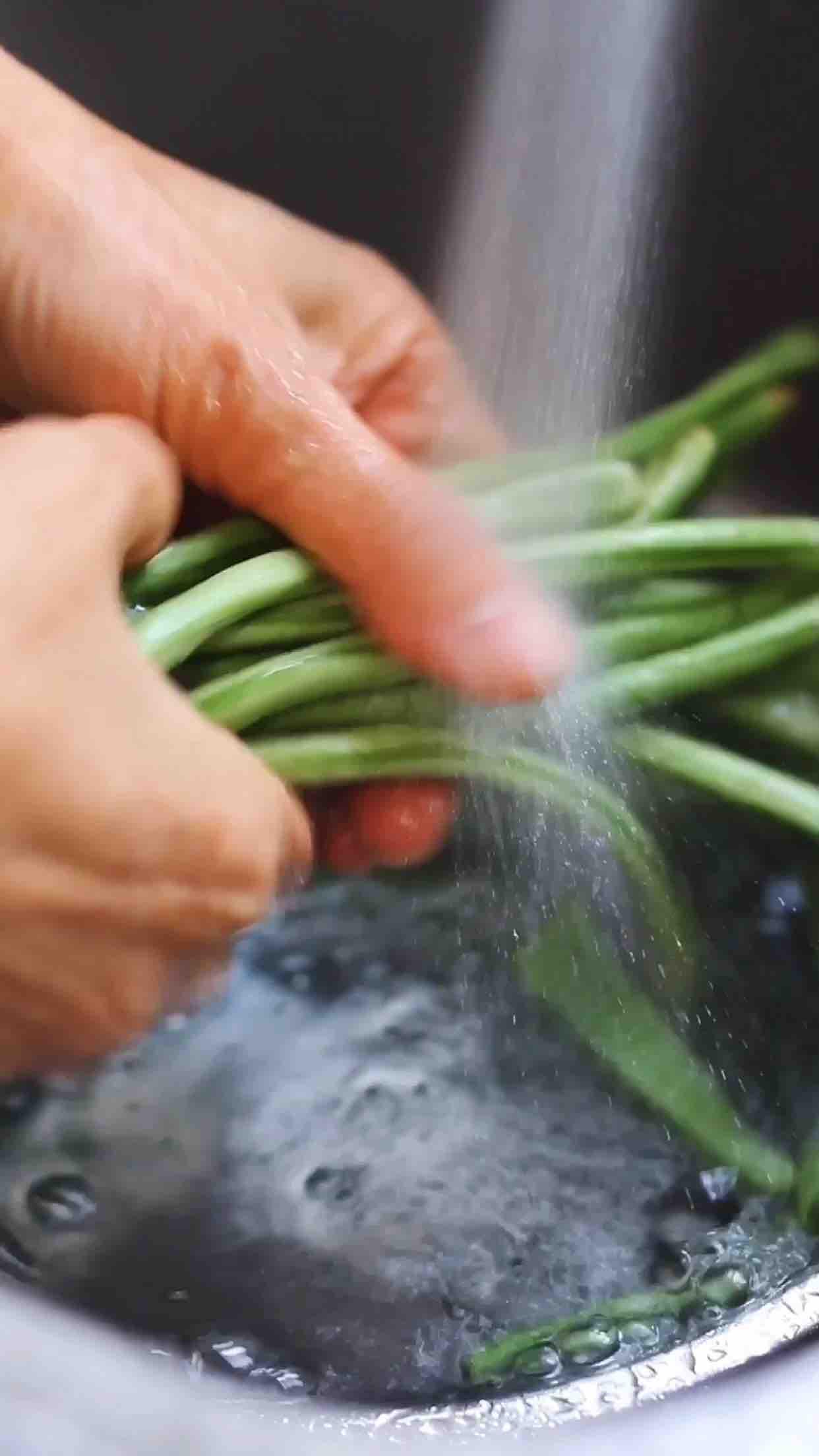 手撕豇豆的做法-酸辣味煮菜譜-易網<a href=http://www.xllyou.com/ target=_blank class=infotextkey>健康養生</a>網 手撕豇豆的做法-酸辣味煮菜譜