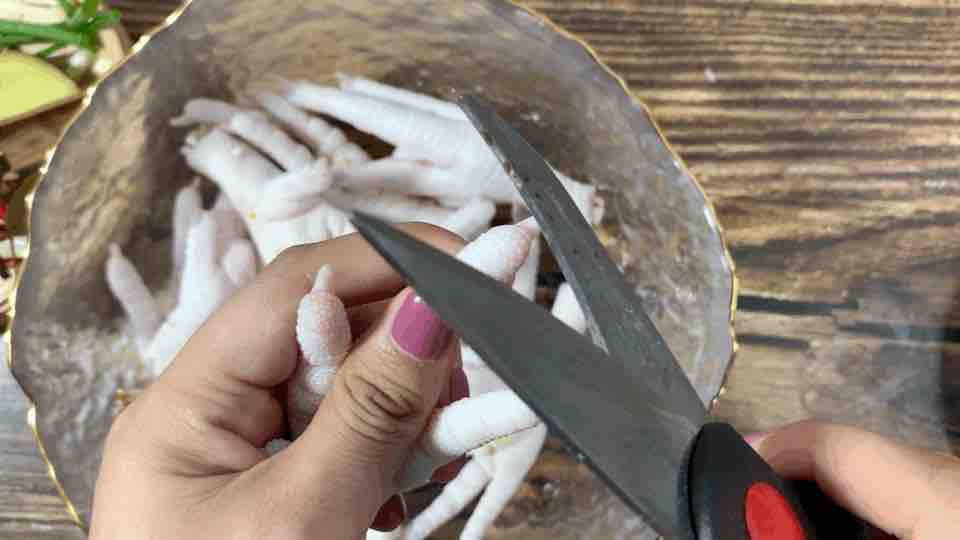 雞爪這樣做,香糯軟爛,好吃到光盤的做法-家常味燒菜譜-易網健康養生網 雞爪這樣做,香糯軟爛,好吃到光盤的做法-家常味燒菜譜