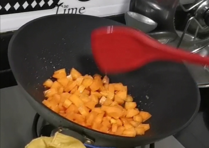 孩子的咖喱土豆飯的做法-咖喱味炒菜譜-易網<a href=http://www.xllyou.com/ target=_blank class=infotextkey>健康養生</a>網 孩子的咖喱土豆飯的做法-咖喱味炒菜譜