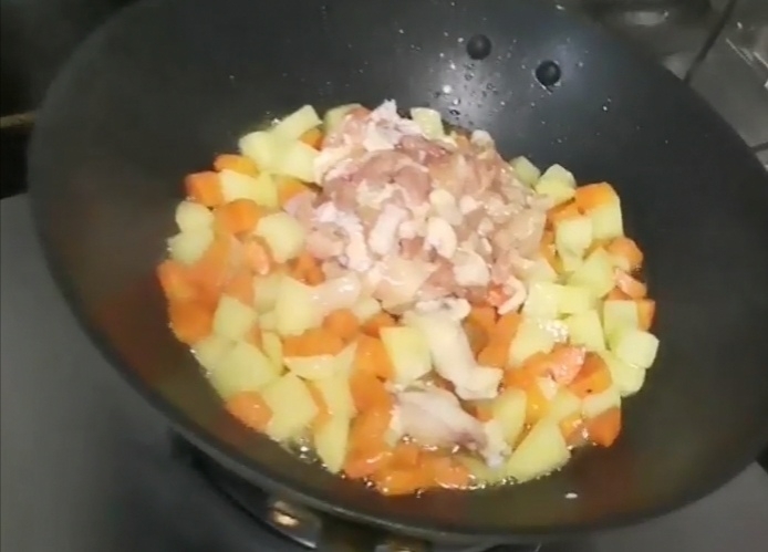 孩子的咖喱土豆飯的做法-咖喱味炒菜譜-易網健康養生網 孩子的咖喱土豆飯的做法-咖喱味炒菜譜