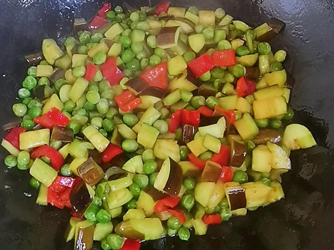 青豆炒茄丁的做法-咸鮮味炒菜譜-易網健康養生網 青豆炒茄丁的做法-咸鮮味炒菜譜