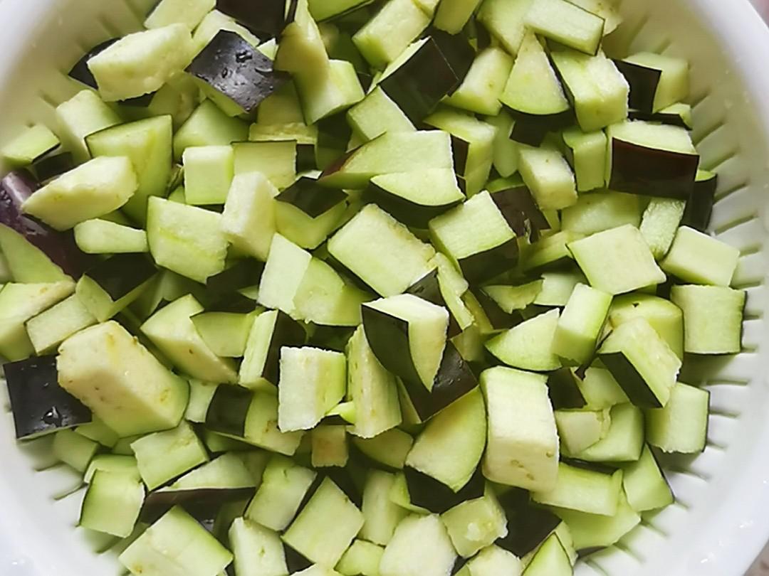 青豆炒茄丁的做法-咸鮮味炒菜譜-易網健康養生網 青豆炒茄丁的做法-咸鮮味炒菜譜