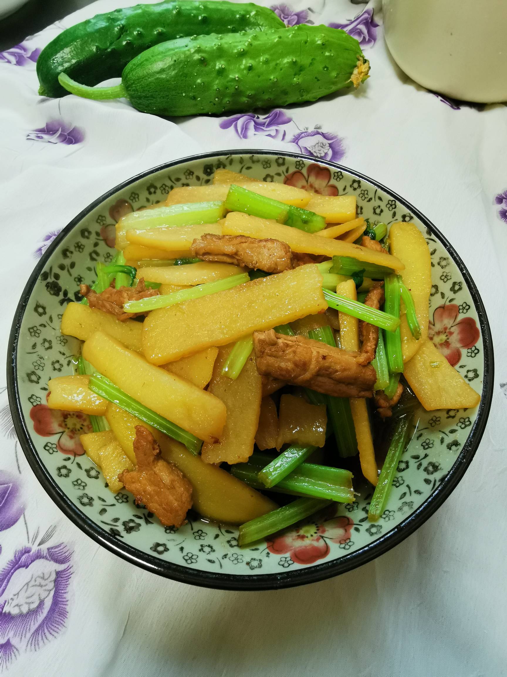 土豆炒芹菜的做法-家常味炒菜譜