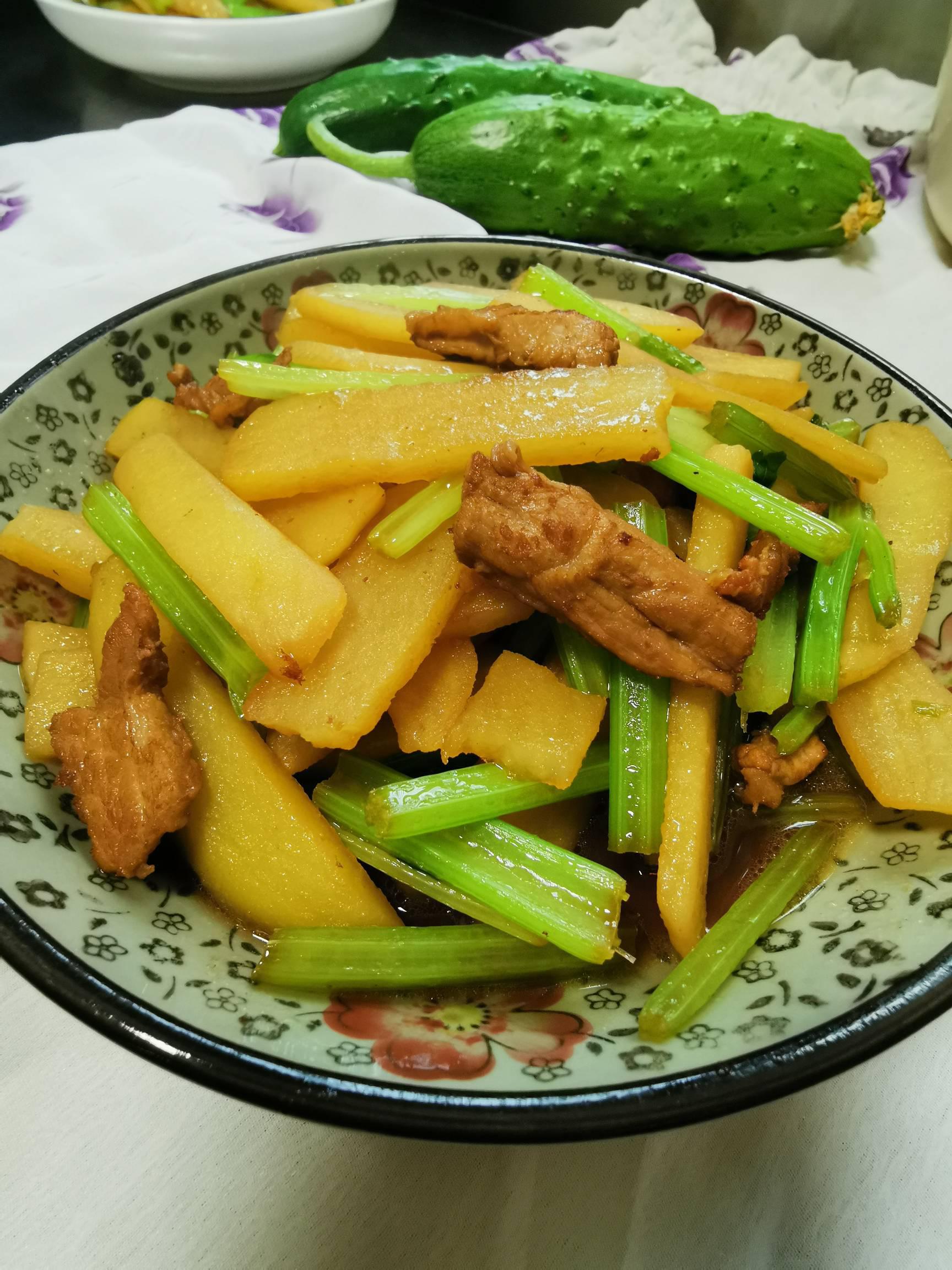 土豆炒芹菜的做法-家常味炒菜譜