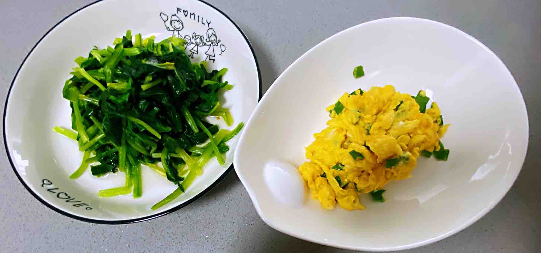 菠菜炒雞蛋，多做這一步，雞蛋營(yíng)養(yǎng)滑嫩，菠菜翠綠不澀口的做法-咸鮮味炒菜譜