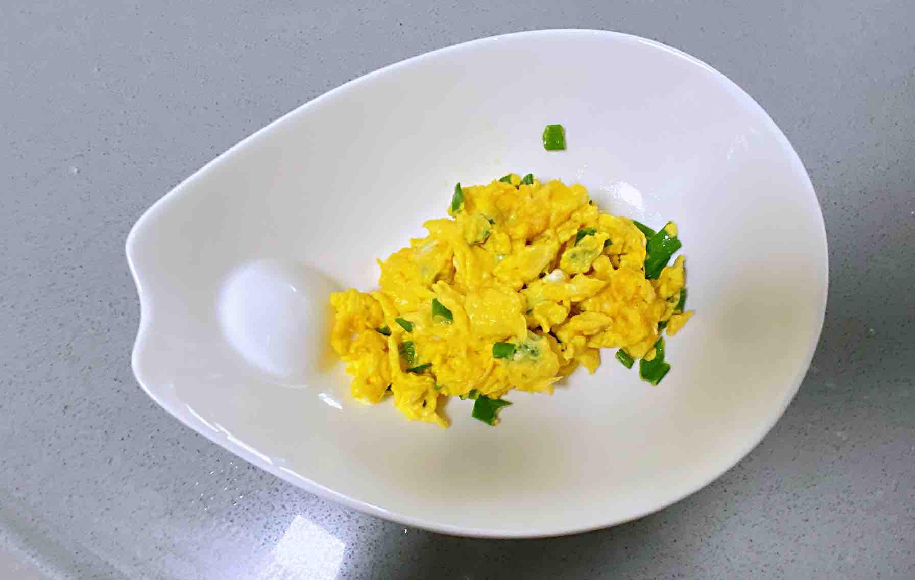 菠菜炒雞蛋，多做這一步，雞蛋營(yíng)養(yǎng)滑嫩，菠菜翠綠不澀口的做法-咸鮮味炒菜譜