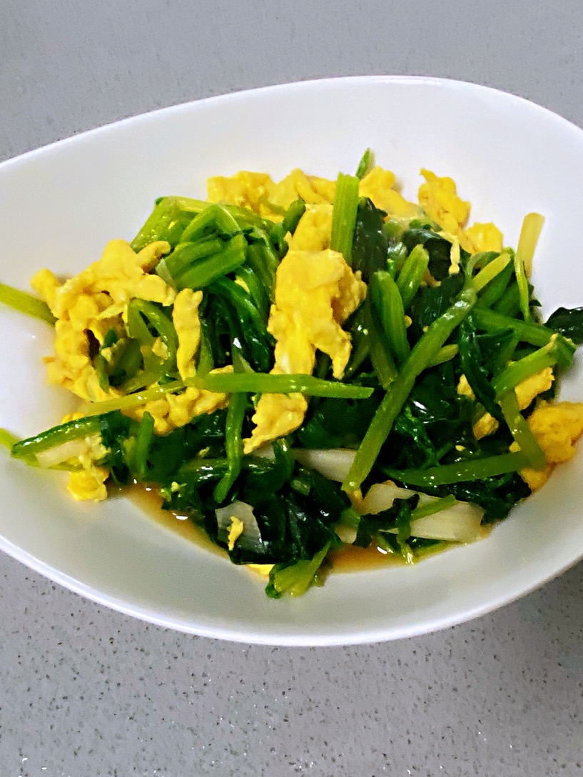 菠菜炒雞蛋，多做這一步，雞蛋營(yíng)養(yǎng)滑嫩，菠菜翠綠不澀口的做法-咸鮮味炒菜譜
