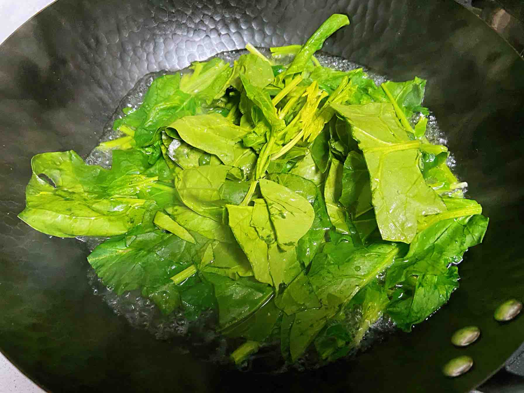 菠菜炒雞蛋，多做這一步，雞蛋營(yíng)養(yǎng)滑嫩，菠菜翠綠不澀口的做法-咸鮮味炒菜譜