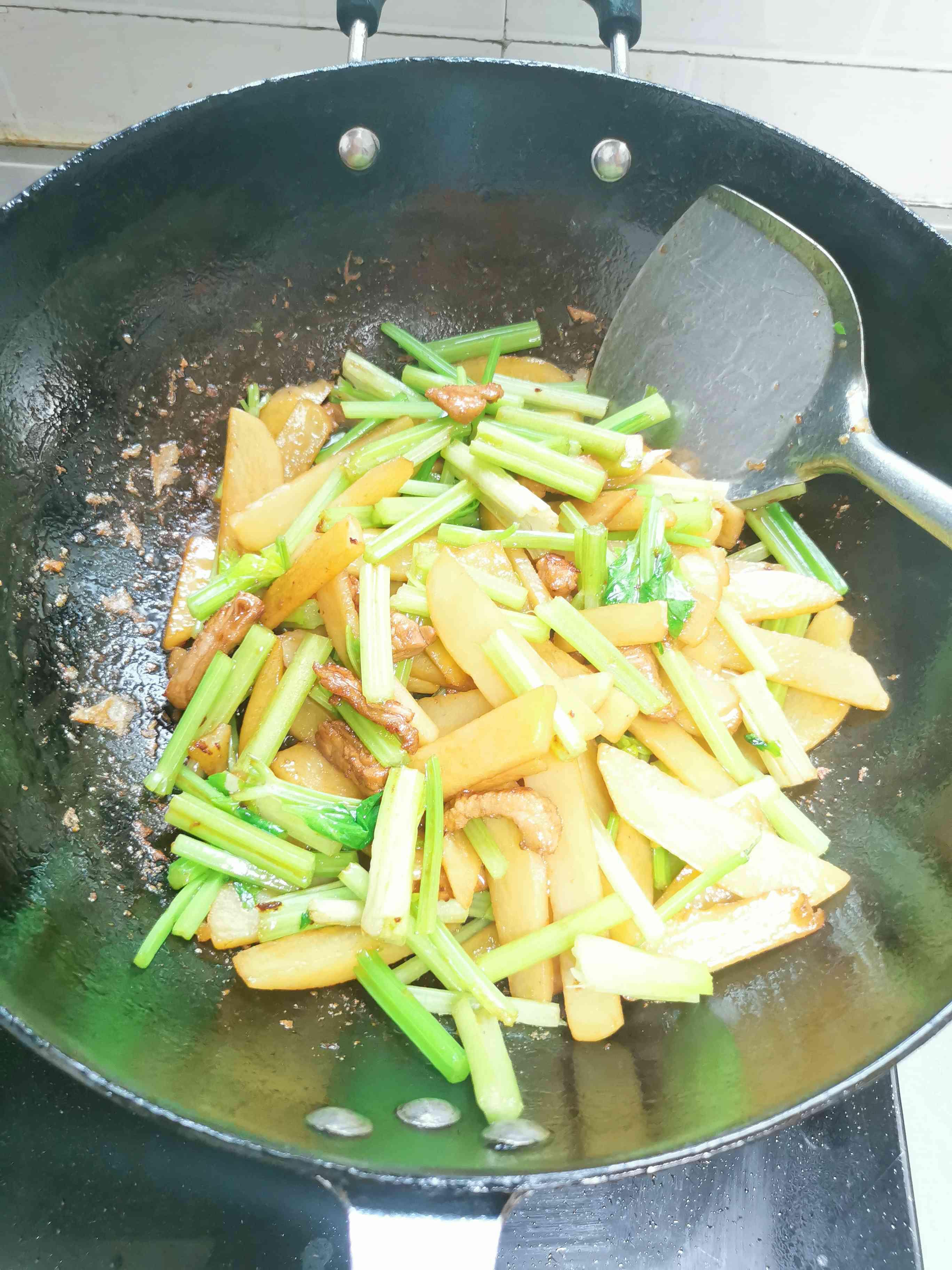 土豆炒芹菜的做法-家常味炒菜譜