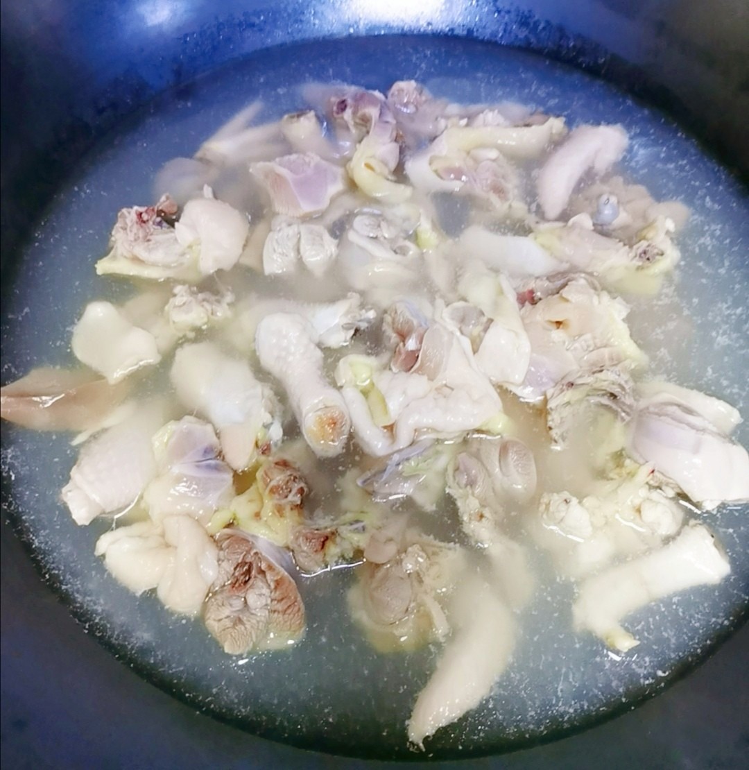 雞肉燜土豆的做法-醬香味燜菜譜