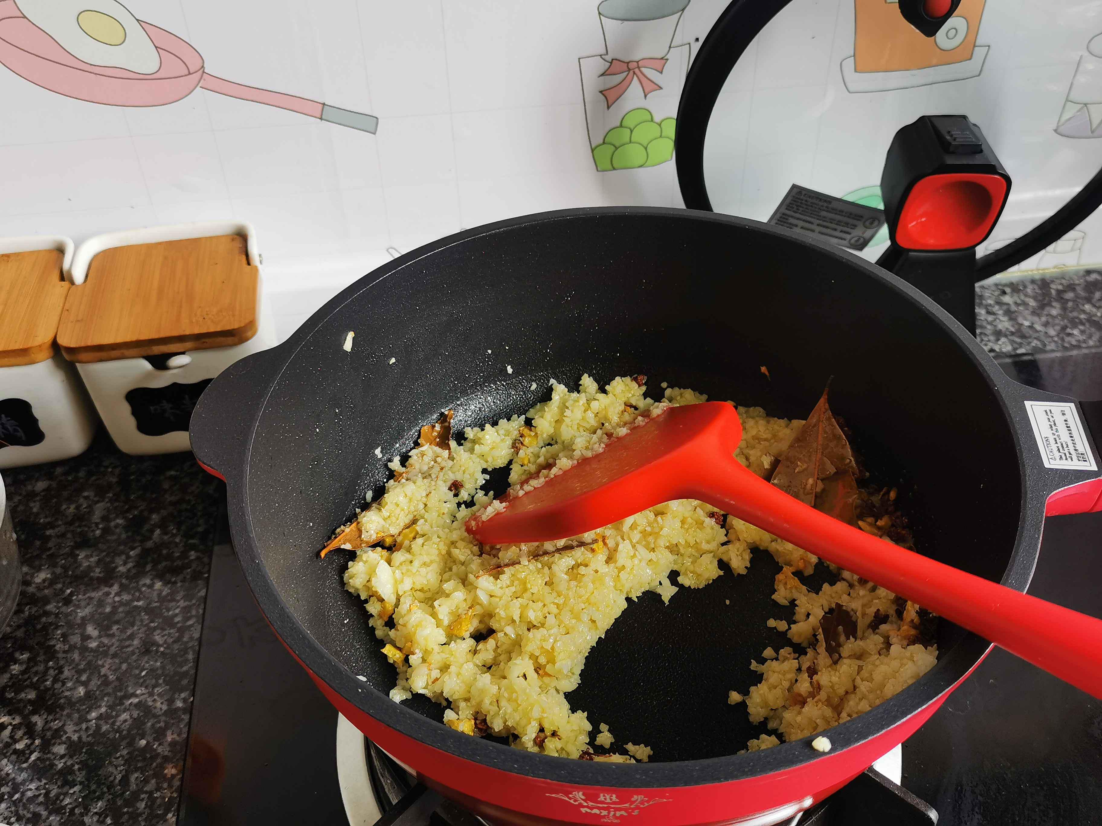 蒜蓉蝦的做法-蒜香味炒菜譜