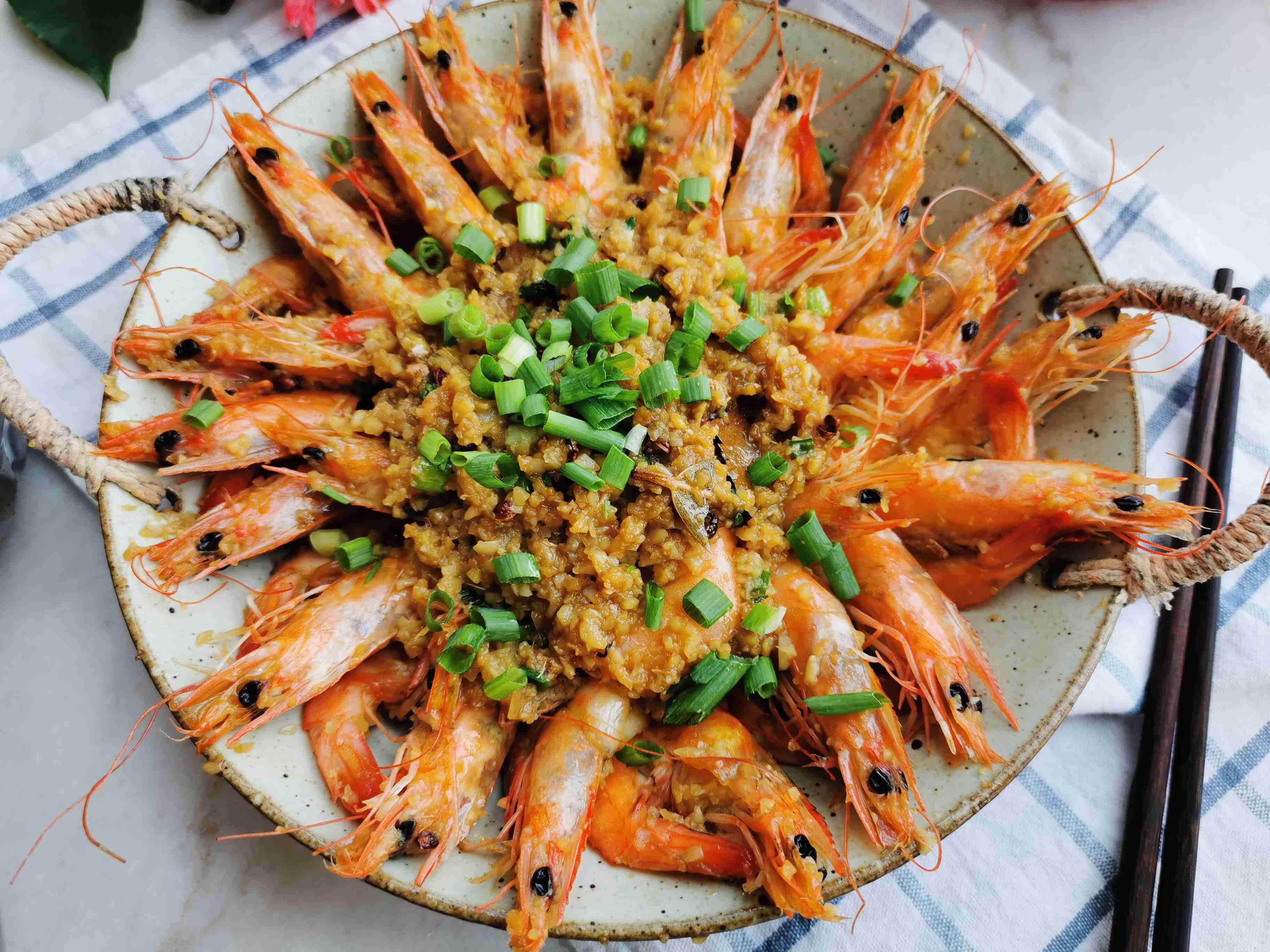 蒜蓉蝦的做法-蒜香味炒菜譜