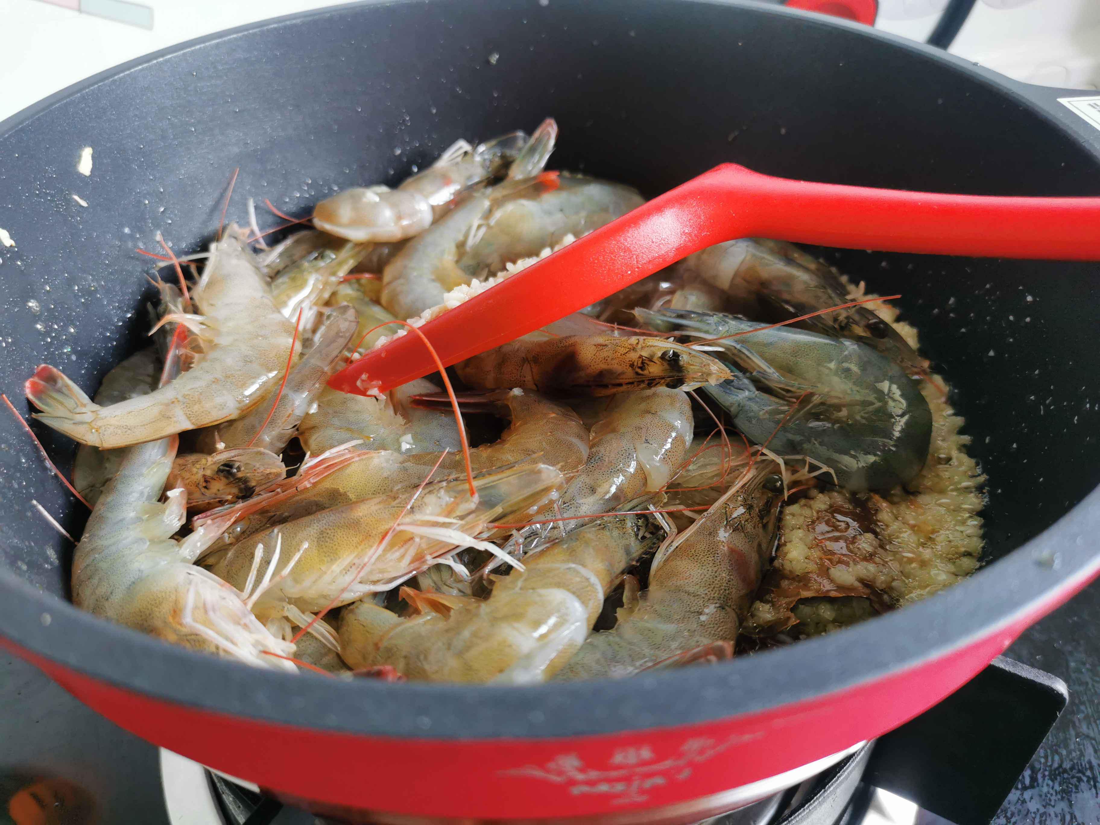 蒜蓉蝦的做法-蒜香味炒菜譜