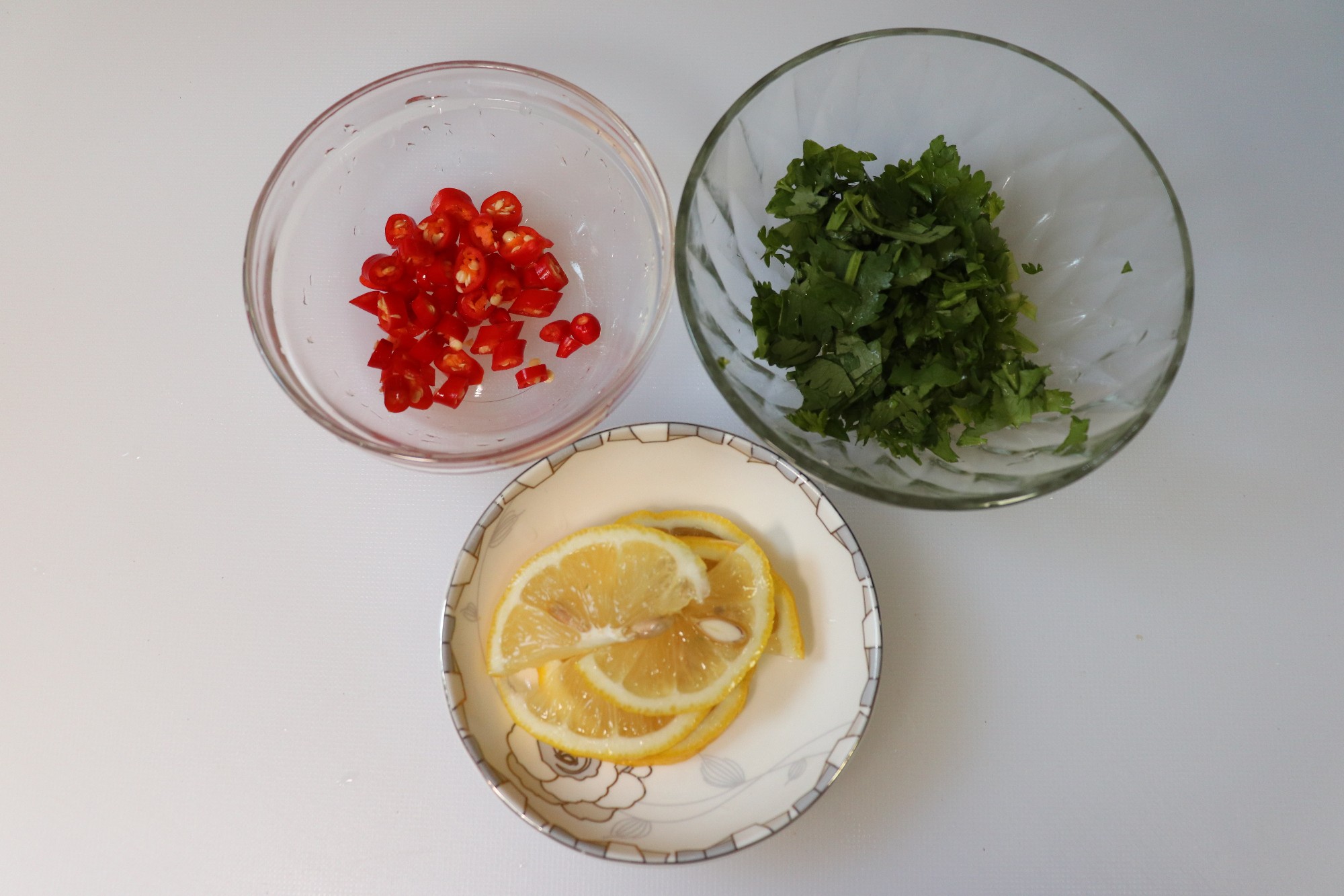 涼拌手撕雞腿的做法-香辣味煮菜譜