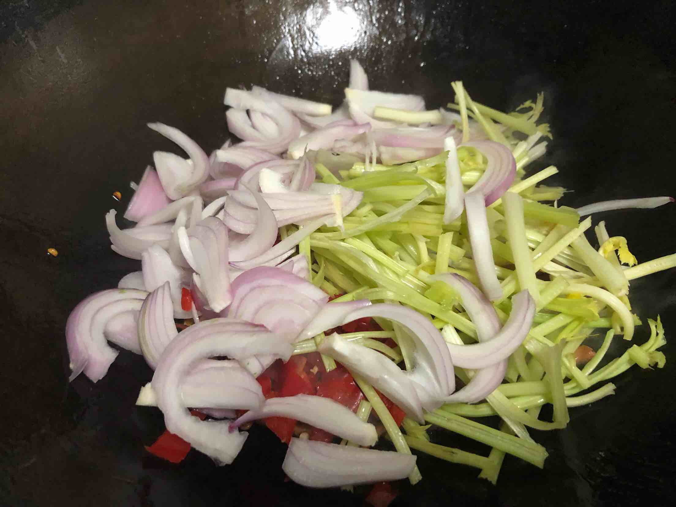 家常版炒魷魚的做法-家常味炒菜譜