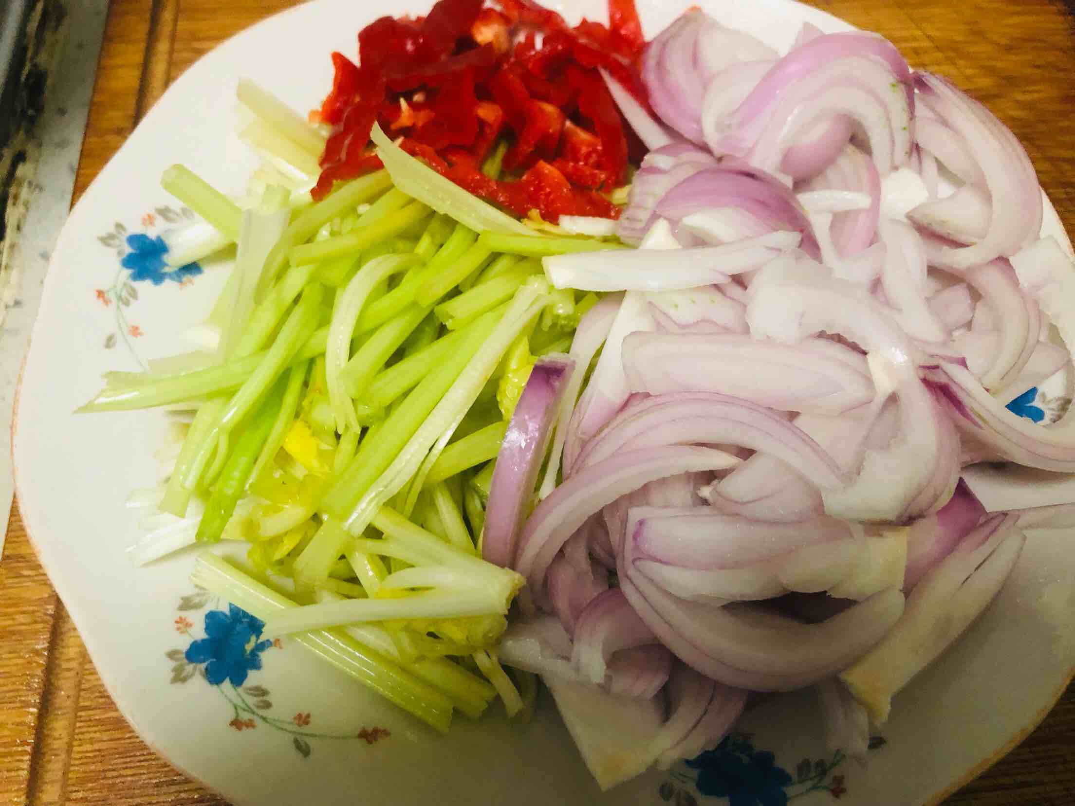 家常版炒魷魚的做法-家常味炒菜譜