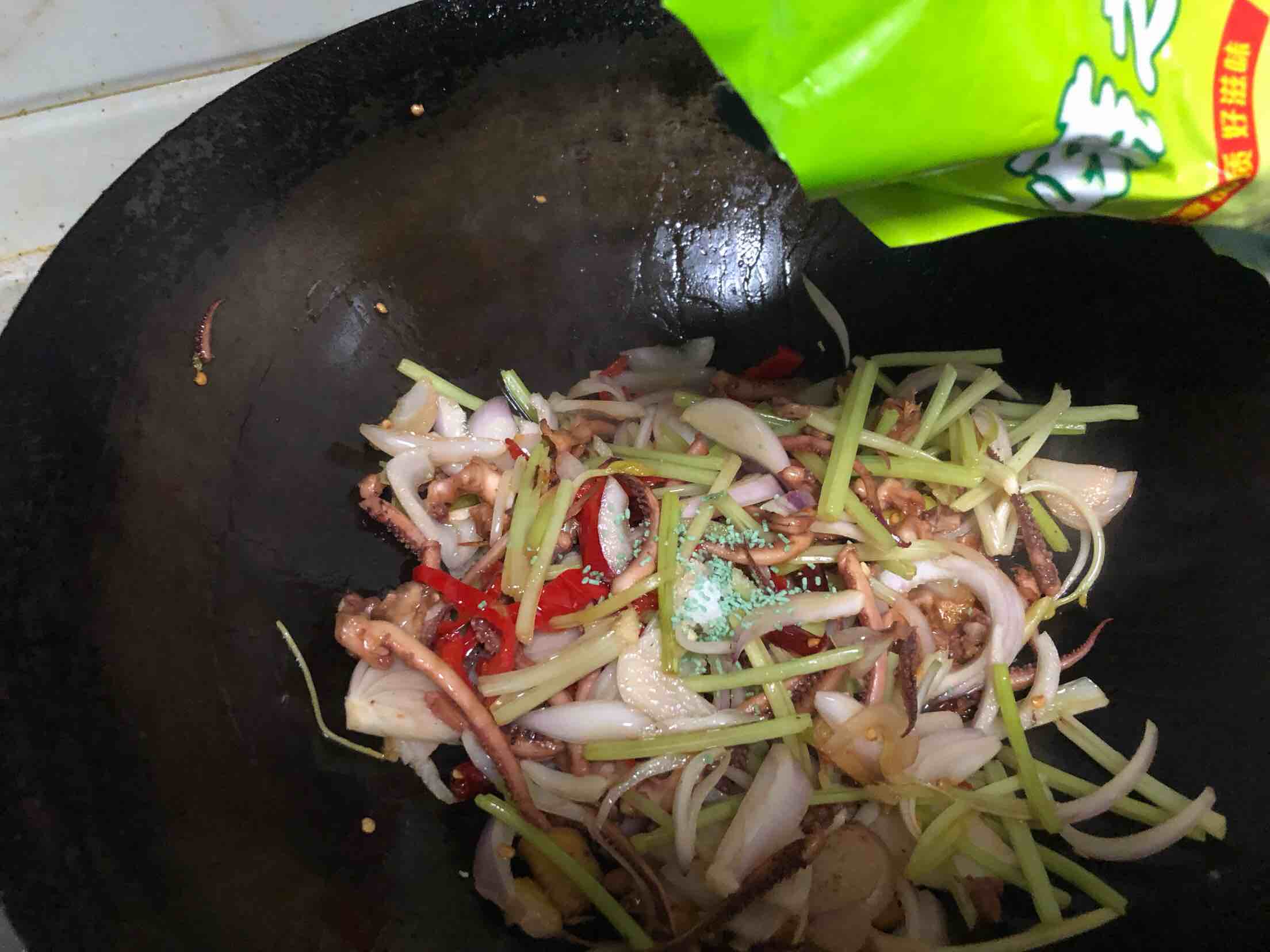 家常版炒魷魚的做法-家常味炒菜譜