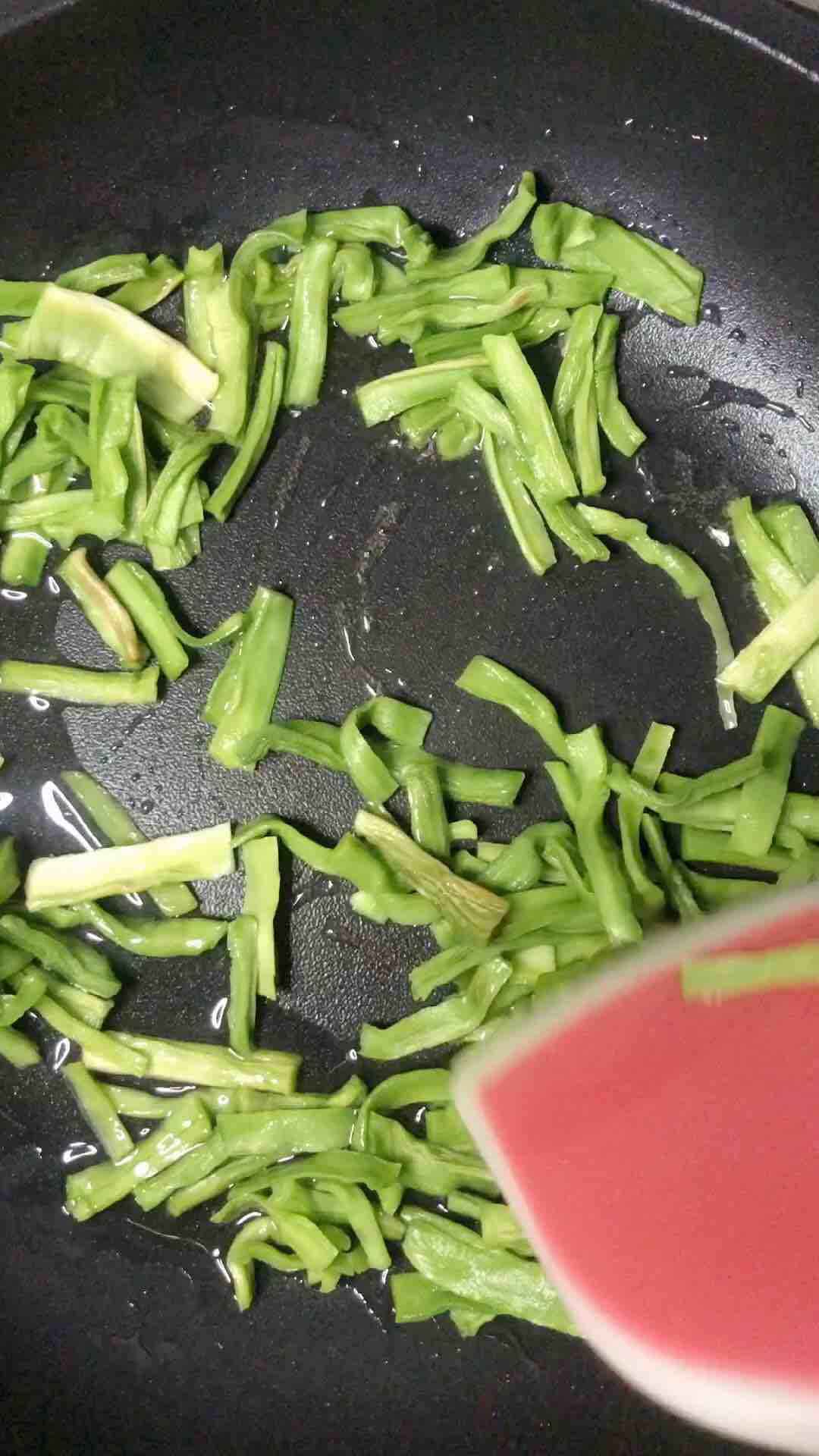 清炒貢菜紅蝦的做法-家常味炒菜譜