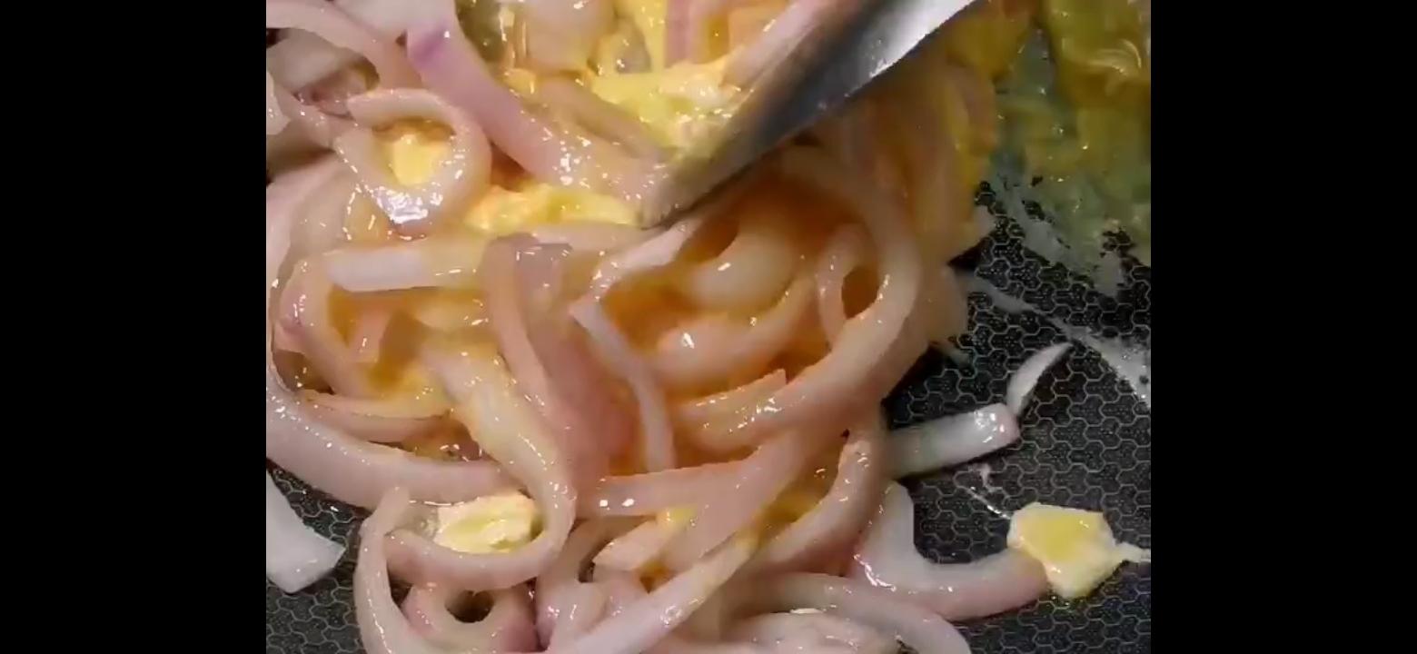 洋蔥炒蛋的做法-家常味炒菜譜