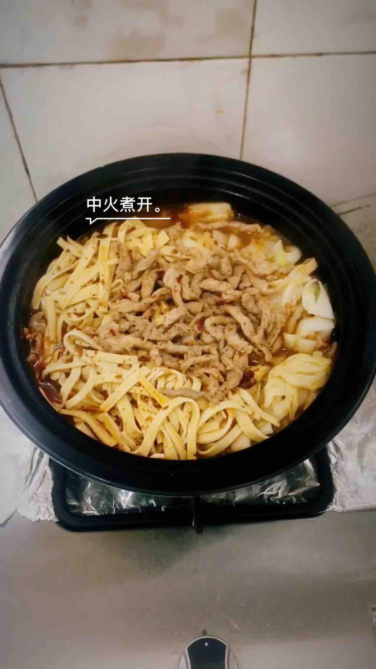 砂鍋水煮肉絲的做法-麻辣味煮菜譜