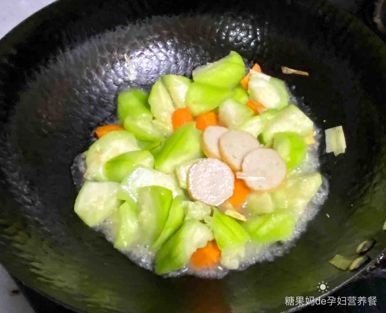孕婦食譜炒絲瓜燴魚餅，甜美味味，色澤艷麗、低脂又營養成分～的作法-咸鮮香燴食譜