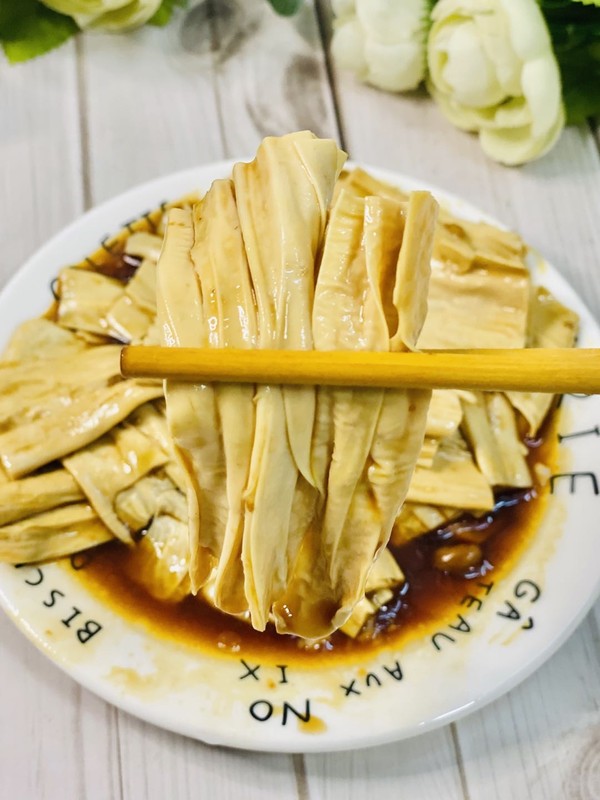 夏日涼拌吃腐竹，爽滑可口，撈一撈超好吃的做法-家常味煮菜譜