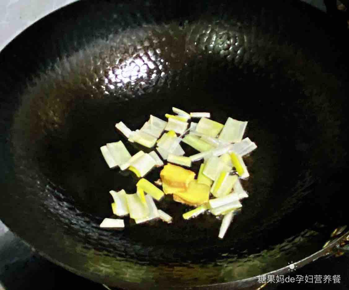 孕婦食譜炒絲瓜燴魚餅，甜美味味，色澤艷麗、低脂又營養成分～的作法-咸鮮香燴食譜