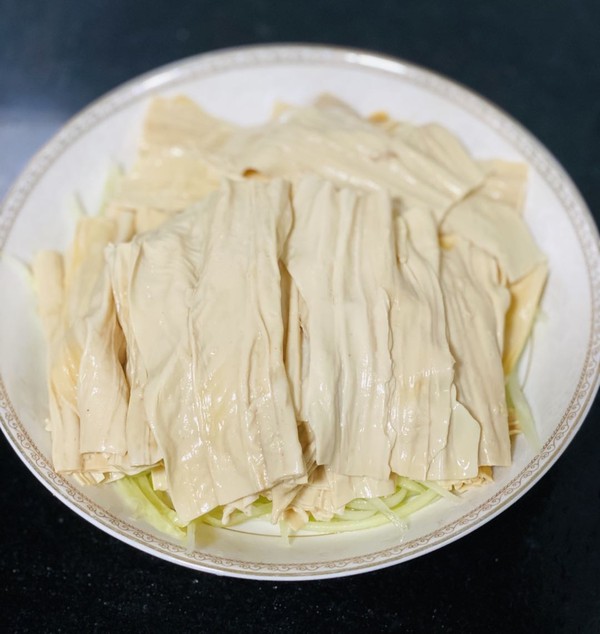 夏日涼拌吃腐竹，爽滑可口，撈一撈超好吃的做法-家常味煮菜譜