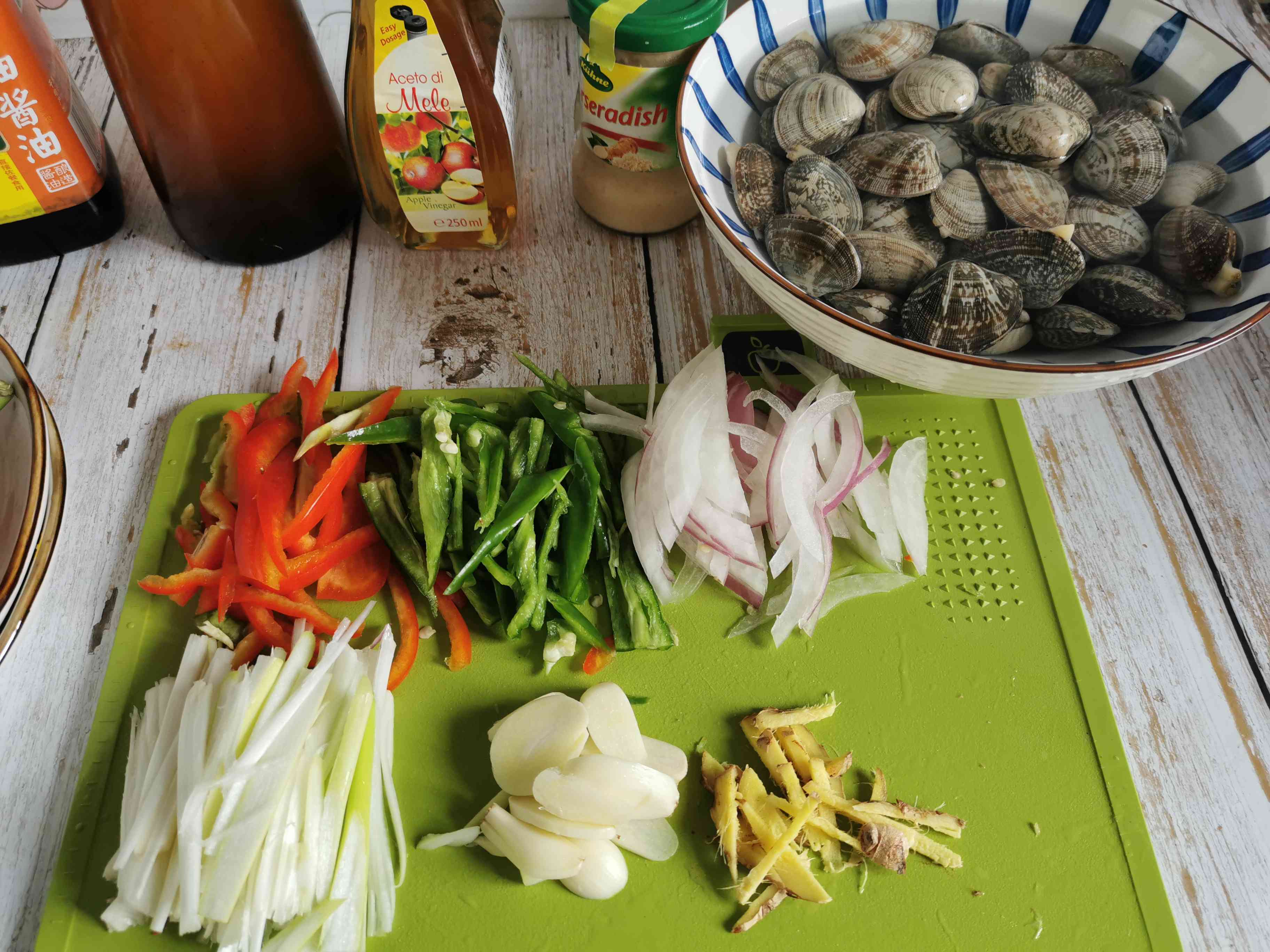 爆炒花甲的做法-家常味炒菜譜