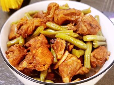 排骨燉豆角的家常作法，用料簡易口味上乘，一鍋白米飯不足吃完的作法-家常味燉菜譜