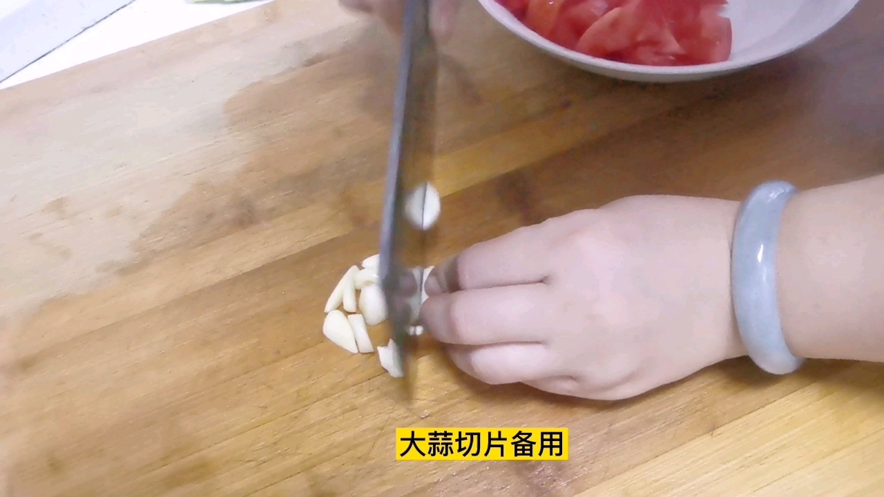 下飯神菜～西紅柿炒雞蛋，大蒜和白糖是提味的關鍵的做法-家常味炒菜譜