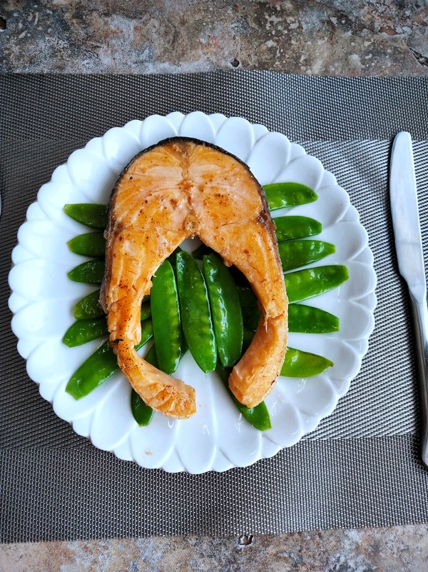 煎三文魚扒的做法-咸鮮味煎菜譜