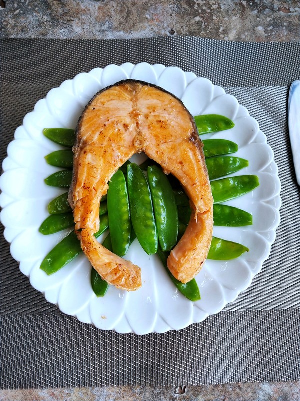 煎三文魚扒的做法-咸鮮味煎菜譜