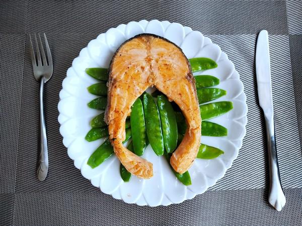 煎三文魚扒的做法-咸鮮味煎菜譜