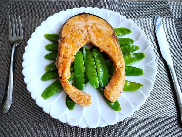 煎三文魚扒的做法-咸鮮味煎菜譜