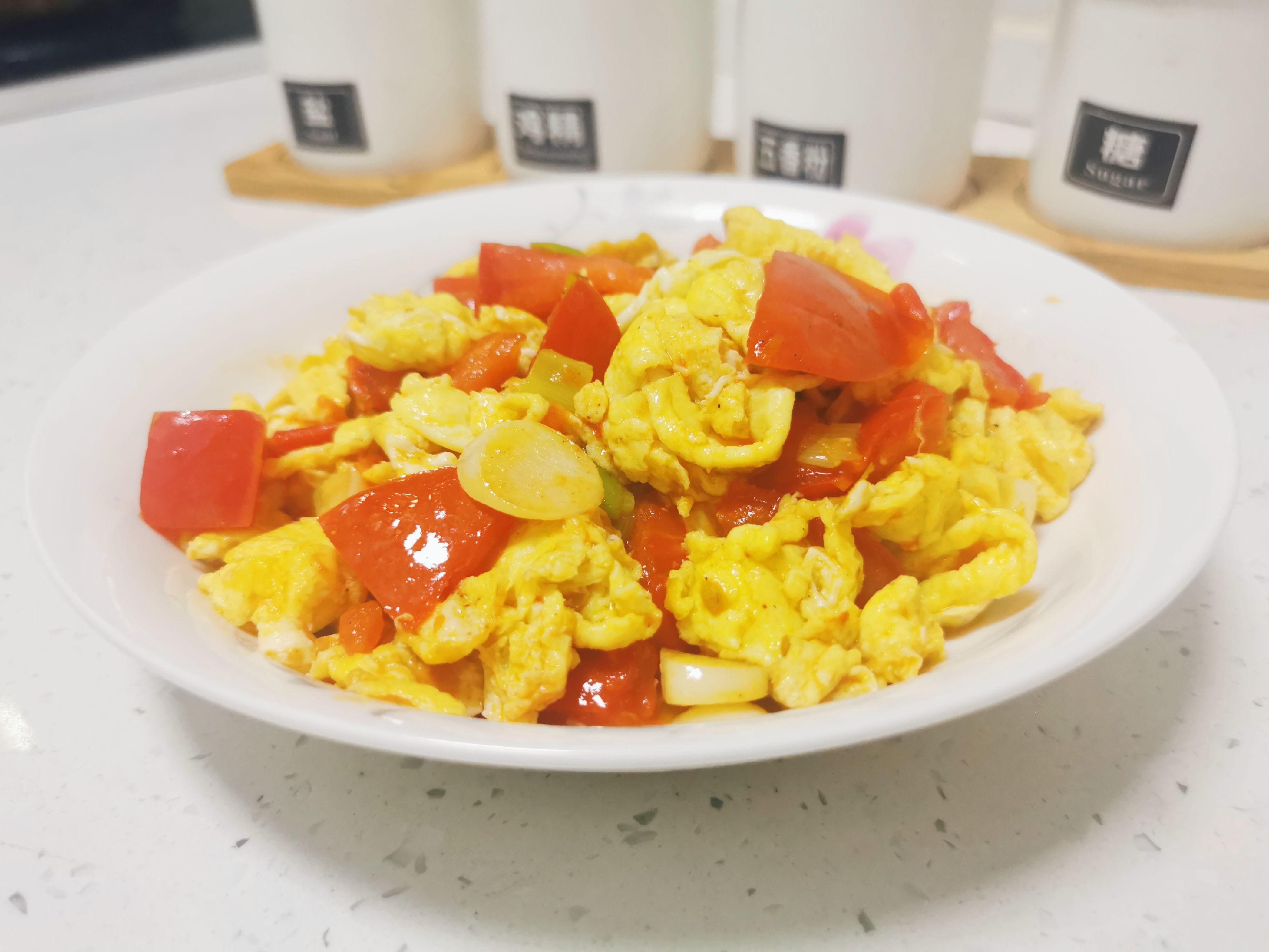下飯神菜～西紅柿炒雞蛋，大蒜和白糖是提味的關鍵的做法-家常味炒菜譜