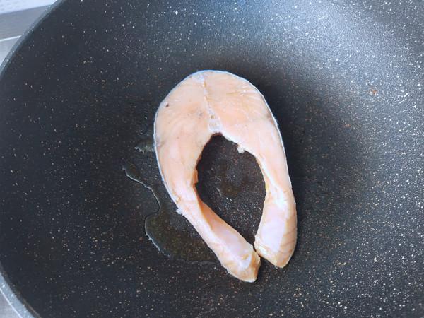 煎三文魚扒的做法-咸鮮味煎菜譜