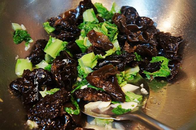 木耳爆炒小白菜的做法-蒜香味炒菜譜