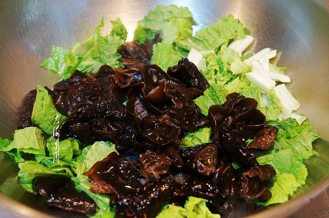 木耳爆炒小白菜的做法-蒜香味炒菜譜